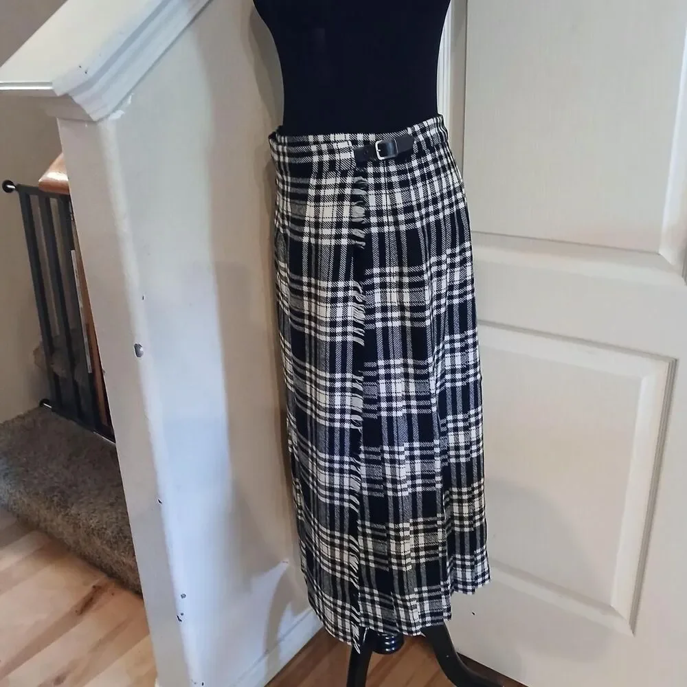 Vintage Clan Laird Scottish Black & White Plaid Tartan Pleated Buckle Kilt Skirt